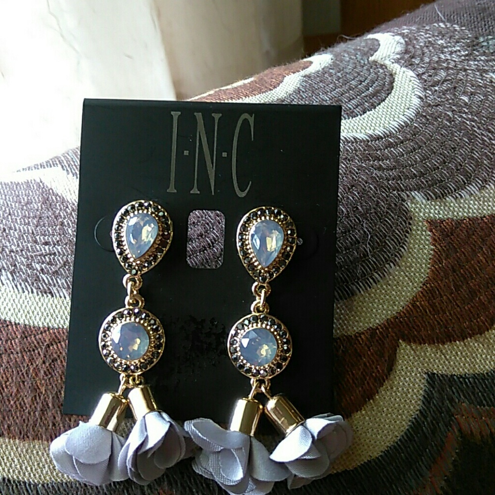 l.N.C. Drop petal earings